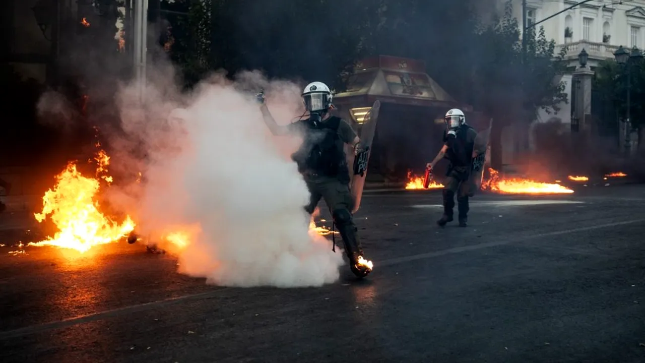 TENSIUNI. Violențe la Atena după ce Parlamentul a modificat legislația privind protestele