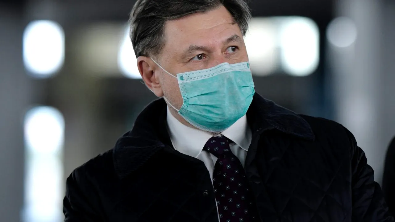 8 ȘTIRI DE LA ORA 8. Rafila, despre varianta Omicron: Mutația multiplă a tulpinei ar putea face ineficient vaccinul