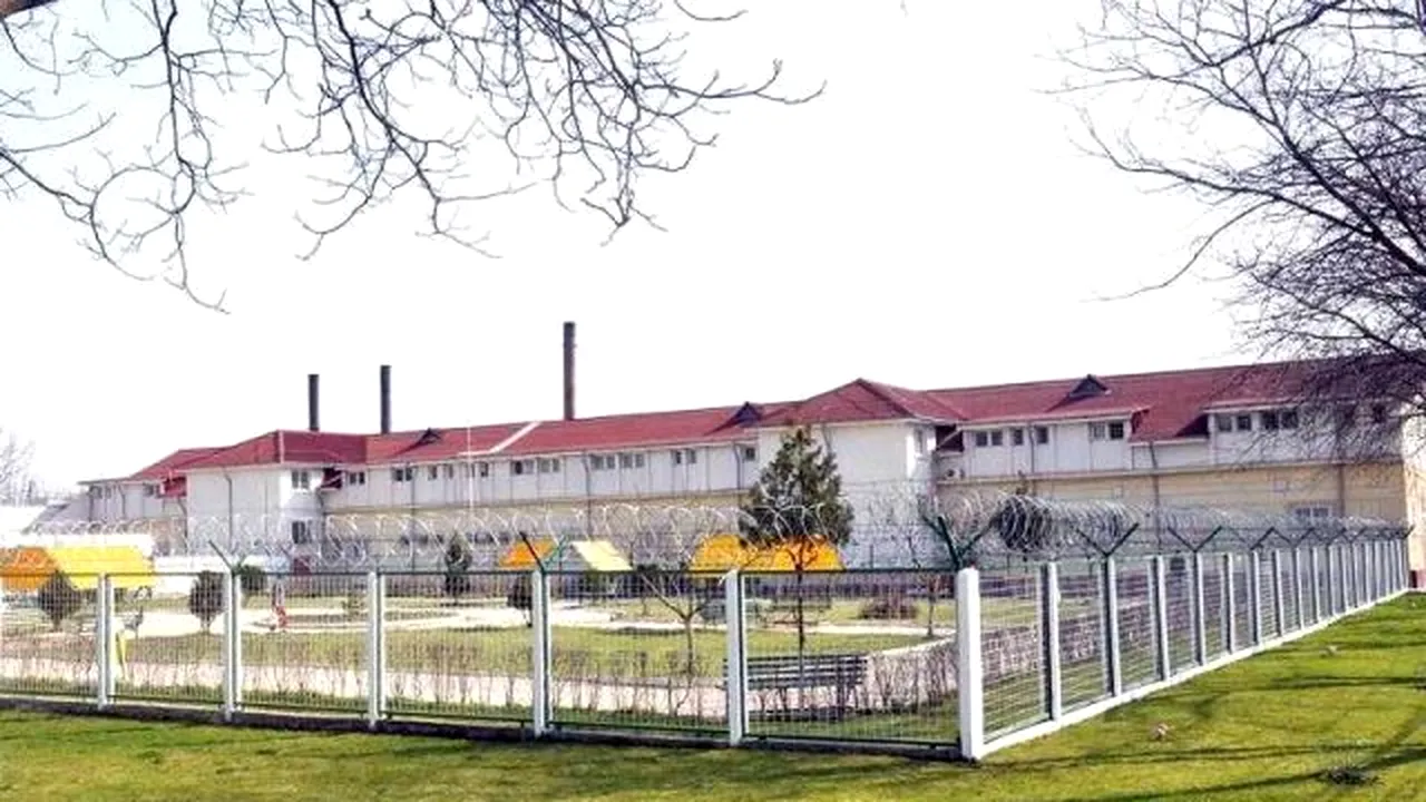 Agent de poliție penitenciară de la Poarta Albă, reținut 24 de ore pentru luare de mită şi introducerea, în mod ilicit, a unui telefon mobil în penitenciar