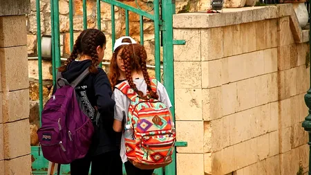 COVID-19. Primul oraș din România care dotează școlile cu termoscanere. Ce alte măsuri sunt așteptate