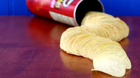 O femeie a deschis o cutie cu CHIPSURI înainte să plătească și a fost condamnată la ÎNCHISOARE
