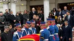 🚨 Mircea Lucescu, înmormântat la Cimitirul Bellu cu onoruri militare. Sicriul a ieșit din Biserică