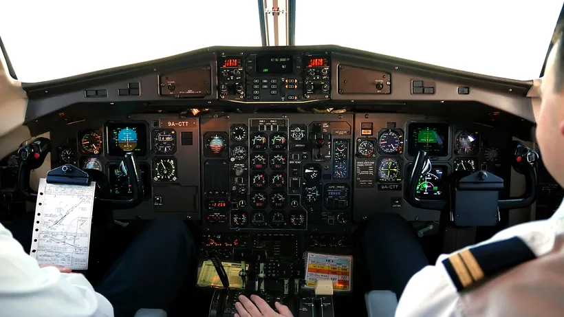 Panică într-un avion care zbura de la Satu Mare la Londra. Pilotul a simțit miros puternic de fum și combustibil (VIDEO)