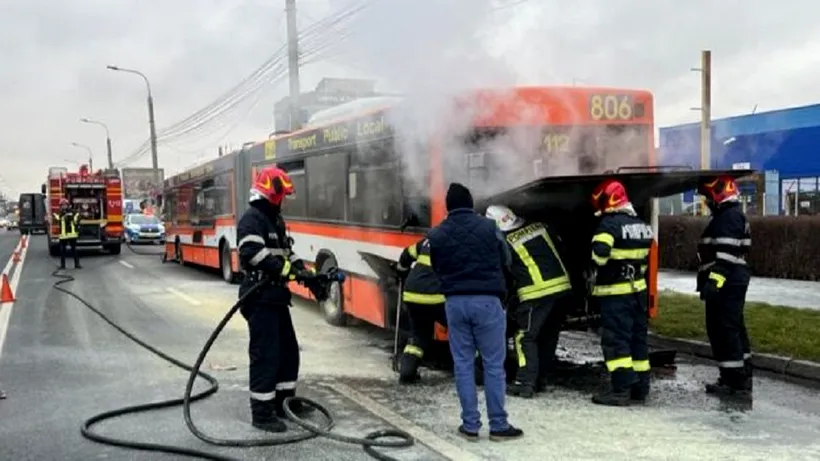 Motorul unui autobuz a luat foc, lângă Aeroportul din Sibiu. În interior se aflau 30 de pasageri (VIDEO)