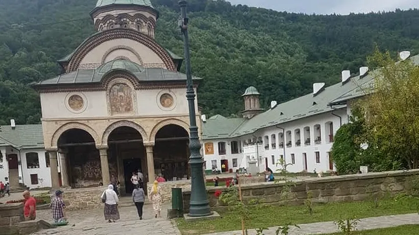 A încercat să dea lovitura la Mănăstirea Cozia: Un tânăr de 19 ani a fost prins când fura banii adunați în fântână