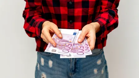 În 2025, femeile continuă să câștige SALARII mai mici decât bărbații. În ce sectoare de muncă sunt mai bine plătite?