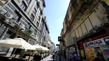 Zidul despărțitor dintre două clădiri de pe strada Lipscani s-a prăbușit
