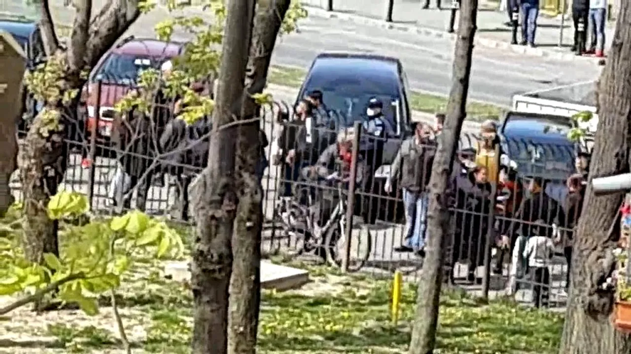 VIDEO. Scandal uriaș lângă Spitalul Județean Satu Mare. Mai multe persoane s-au luat la bătaie