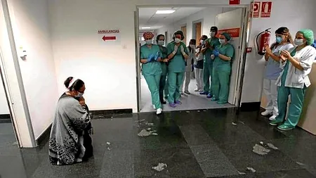 Fotografia unei mame românce, în genunchi în fața medicilor, premiată de autoritățile din Spania: 