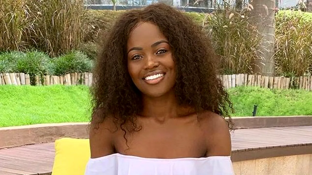 Fotomodel în bikini, ridiculizat după ce s-a fotografiat alături de o masă îmbelșugată. Retailerul din spatele tinerei a crezut că va da lovitura, dar s-a ales doar cu ironii. „Frumoasă lenjerie intimă, dar... ce naiba mănâncă?