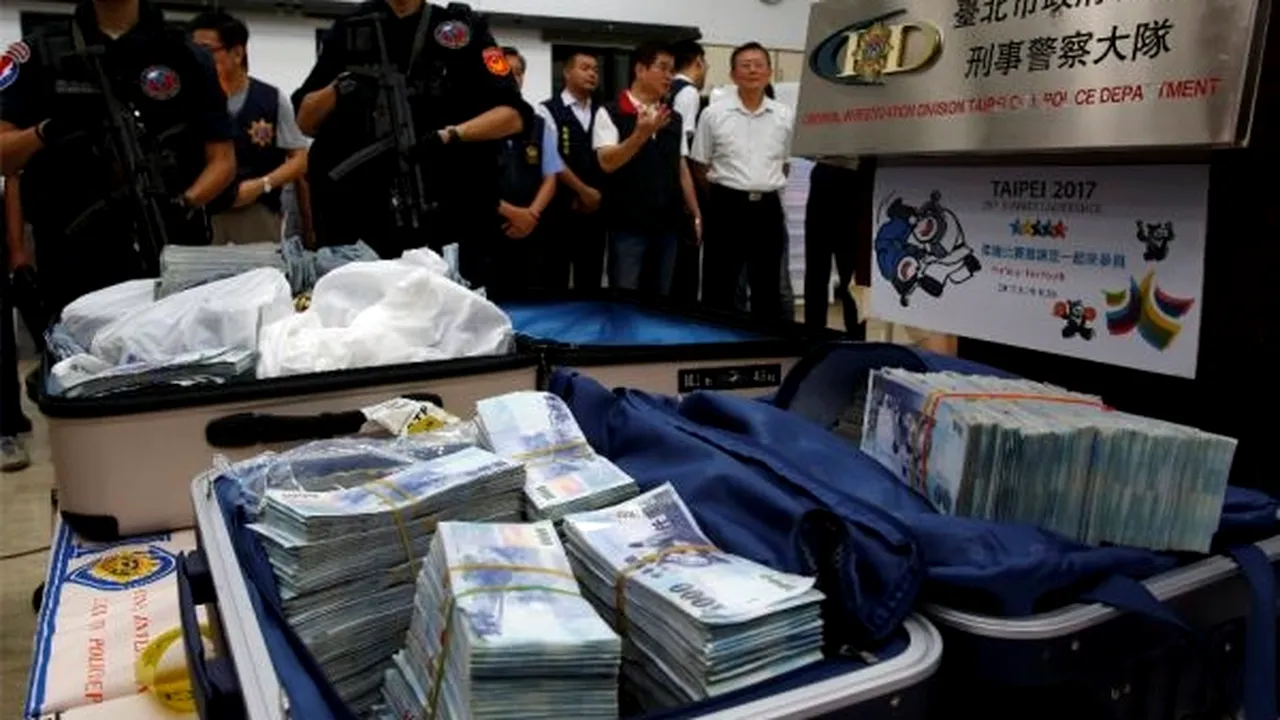 Doi români care au furat 2,5 milioane de dolari din ATM-uri, arestați în Taiwan