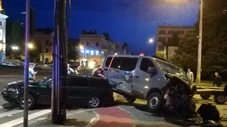 CLUJ. O dubă a Jandarmeriei s-a suit pe o mașină condusă de un tânăr de 22 de ani / Care a fost cauza accidentului