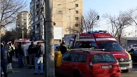 O autospecială a Poliției s-a răsturnat în Capitală după ce a fost lovită de o altă mașină. Polițista a fost transportată la spital - FOTO