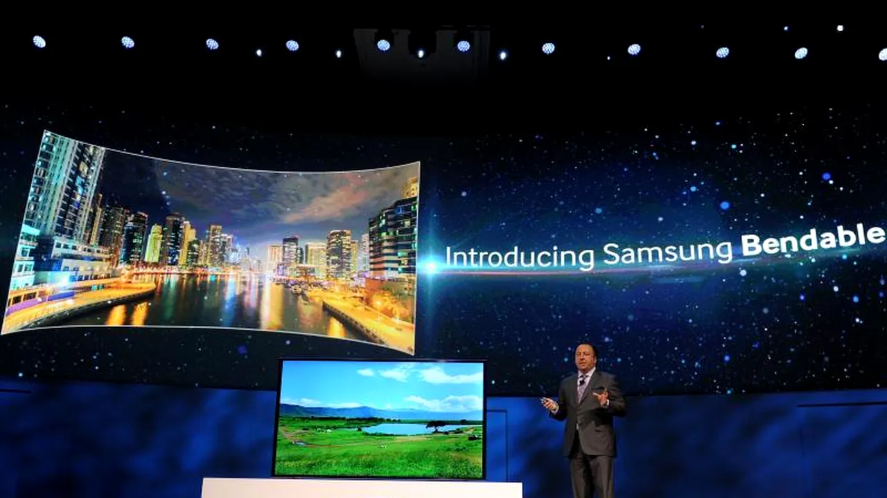 CES 2014. Samsung a prezentat televizorul care poate fi curbat direct din telecomandă VIDEO
