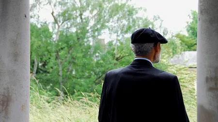 Profesor pensionar din Satu Mare, rămas fără întreaga agoniseală, după mai multe tranzacții dubioase din contul său. Cum a fost păcălit bătrânul