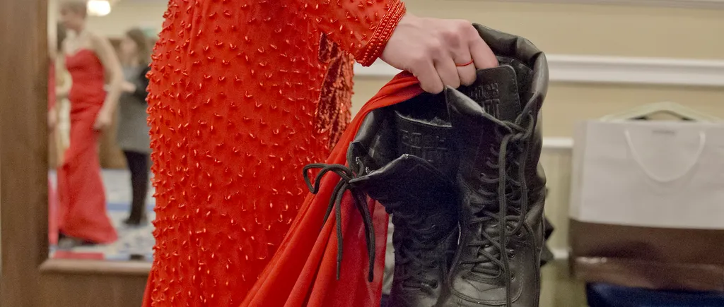 MISS REBEL. De Ziua Femeii, luptătoare separatiste din Ucraina au înlocuit uniformele și bocancii cu rochii și pantofi cu toc