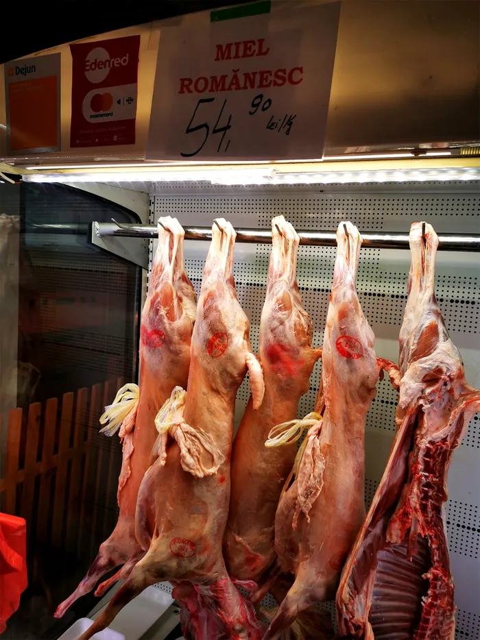 Cu cât a ajuns să se vândă un miel întreg în piețele din București / Sursa foto: GÂNDUL