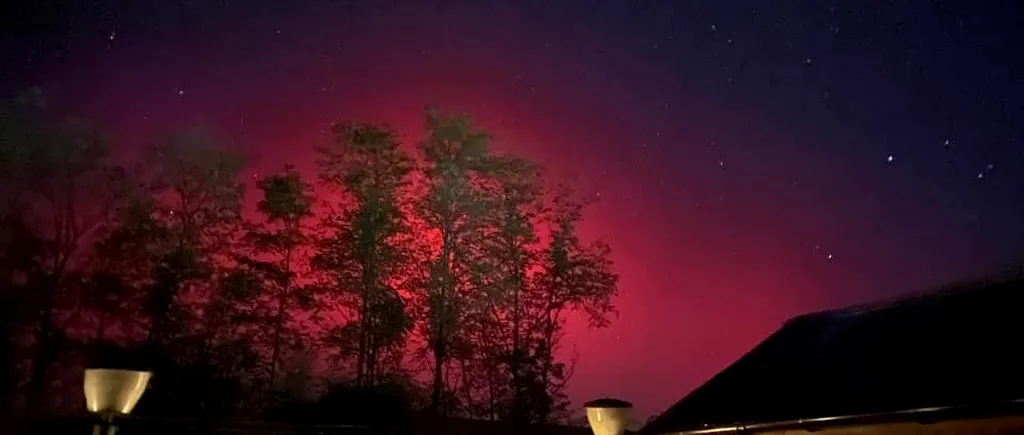 FOTO AURORA boreală pe cerul României. Fenomenul cosmic care a creat spectacolul de lumini din cortina roșie
