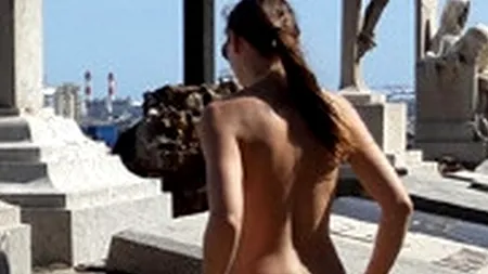 Blasfemie într-un cimitir din Barcelona: cum s-a pozat o actriță de filme pentru adulți