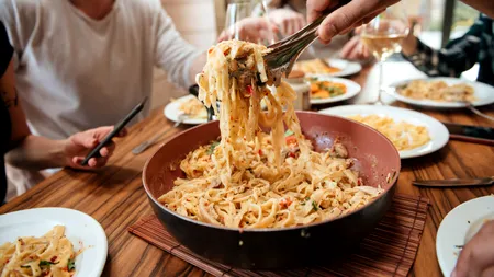 Patru greșeli al MASA de SEARĂ care pot provoca ceața cerebrală