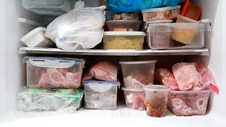 Câte luni pot fi păstrate în congelator următoarele alimente: peștele, carnea de porc, de pui și de vită. Puțini români știu asta