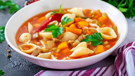 Supa consumată de cele mai longevive familii din lume. Cum se prepară