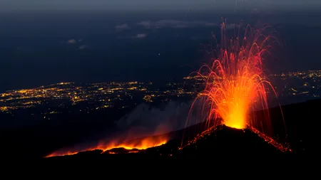 Autoritățile din Italia sunt în ALERTĂ: Vulcanul Etna este în plină erupţie / Aeroportul din Catania putea fi închis din nou