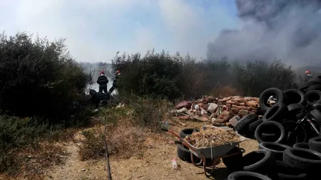 Pompierii sunt în alertă: Zeci de anvelope au ars chiar în apropierea unor case din Slatina. Incendiul a izbucnit de la joaca unor copii - VIDEO