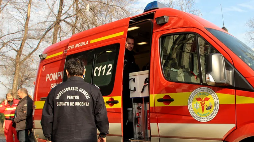 Accident rutier grav în București. Doi copii au ajuns la spital, după ce o femeie a pierdut controlul mașinii și a lovit un copac