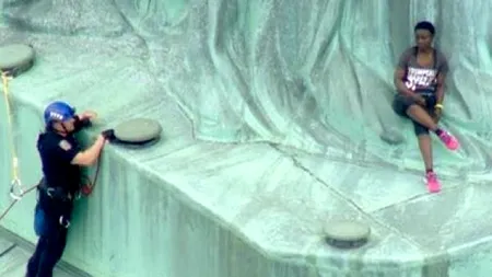 Protest la Statuia Libertății. O imigrantă a escaladat monumentul, în timp ce Trump sărbătorea Ziua Independenței