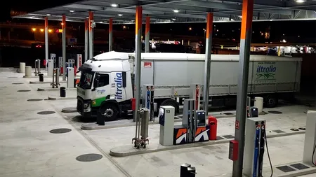 Ce a făcut un șofer de TIR, după ce a realizat că a alimentat cu benzină, în loc de motorină. Angajații stației au chemat imediat Poliția