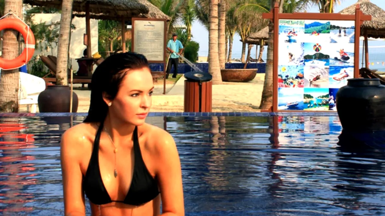 O tânără de 23 de ani primește bani ca să se plimbe în jurul lumii. 