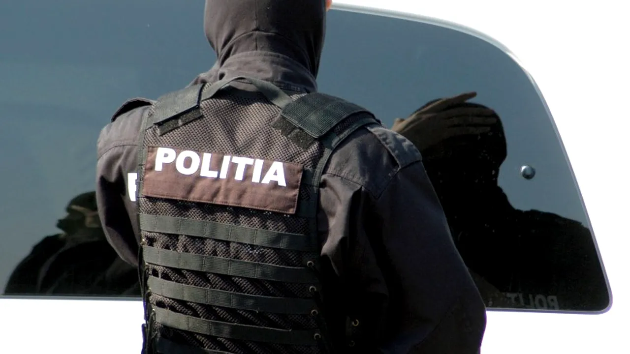 Un bărbat s-a stropit cu benzină, amenințând că își dă foc în fața unei firme de asigurări