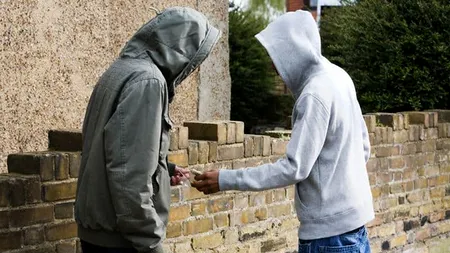 Elevi prinși cu DROGURI la școală. Dealerul, de 17 ani, vindea direct din ghiozdan