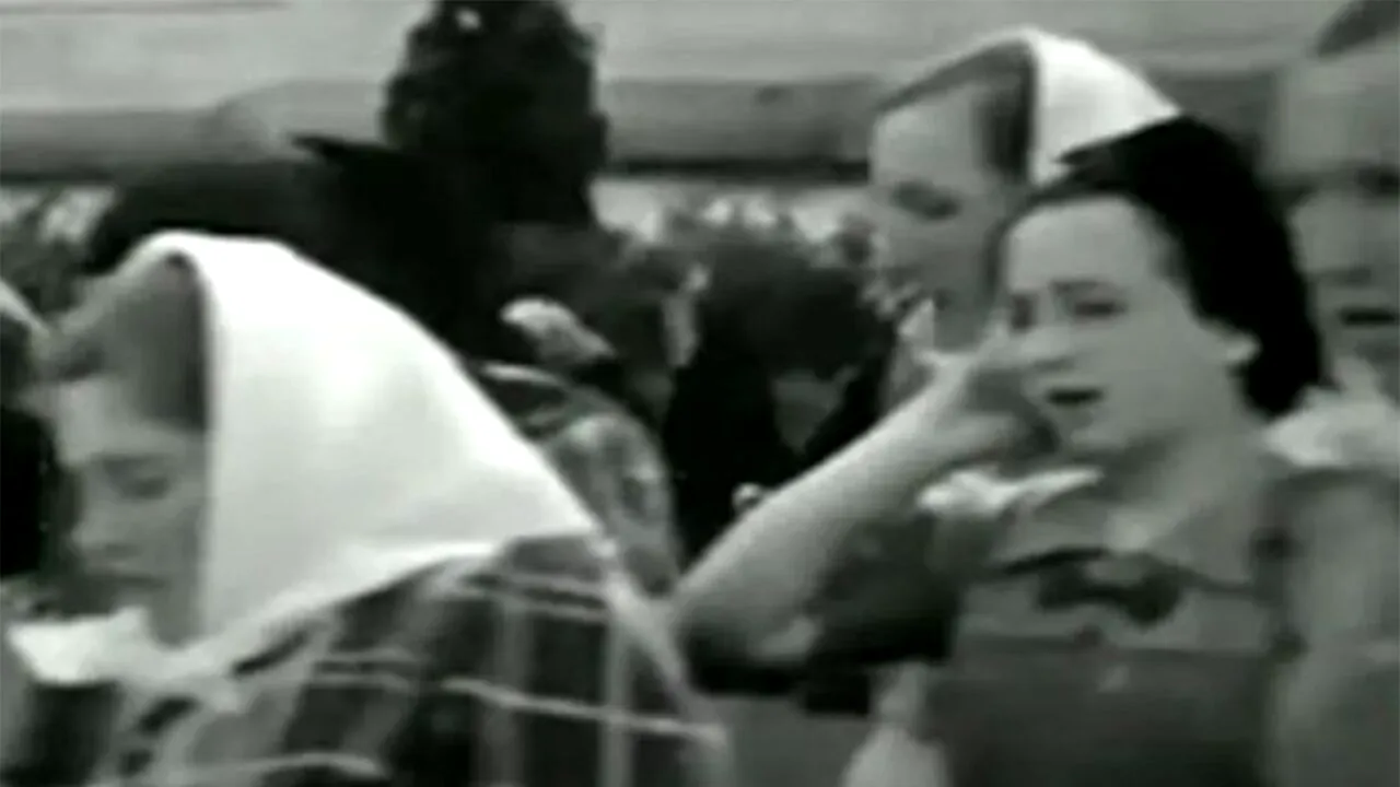 Un filmuleț din anul 1937 dovedește că există „călătoria în timp”?! Conspiraționiștii susțin că femeia din imagine vorbește la un telefon mobil