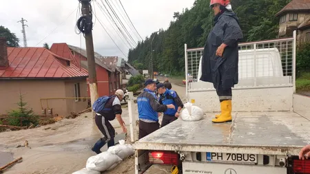 Viitură la Bușteni. Peste 50 de gospodării şi un magazin, inundate. A fost activat planul roşu de intervenţie (VIDEO)