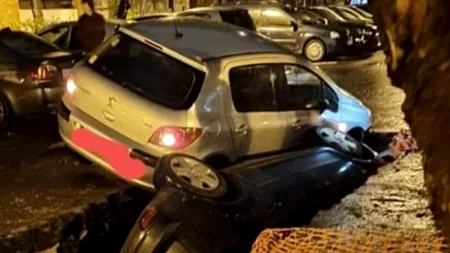 UPDATE Scene incredibile în Capitală. Două mașini au căzut într-un șanț săpat în carosabil de RADET | Brigada Rutieră reacționează: RADET avea acordul de intervenție depășit / Viceprimarul Capitalei: Protocolul de semnalizare a fost respectat / RADET, amendat cu peste  3.000 lei 