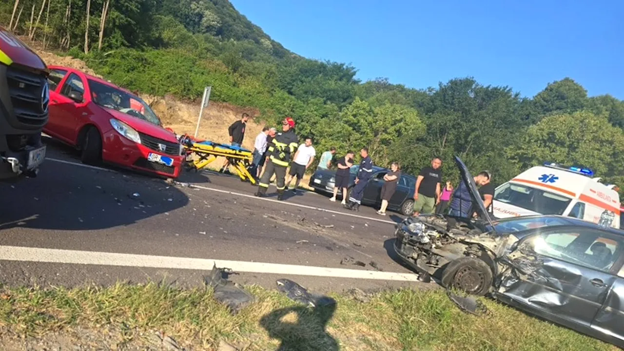 Accident grav pe Valea Oltului. O persoană a rămas încarcerată, iar alta a fost aruncată pe șosea