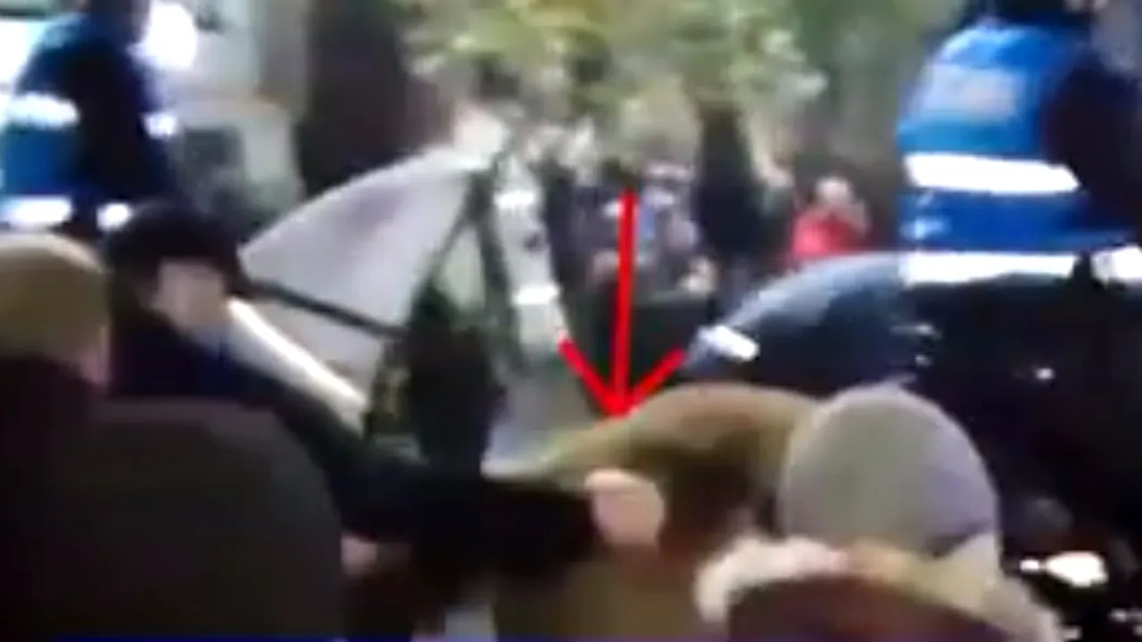 Jandarmeria îi caută pe protestatarii care au lovit caii. Filmările  care au fost făcute publice. VIDEO