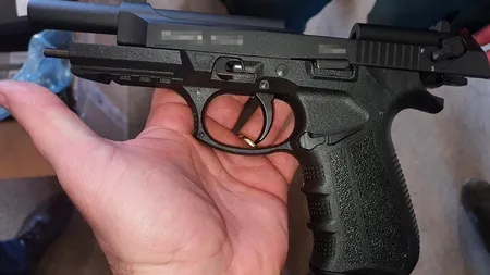 FOTO-VIDEO. Un ucrainean a încercat să introducă în România 1.200 de pistoale suspecte a fi arme letale
