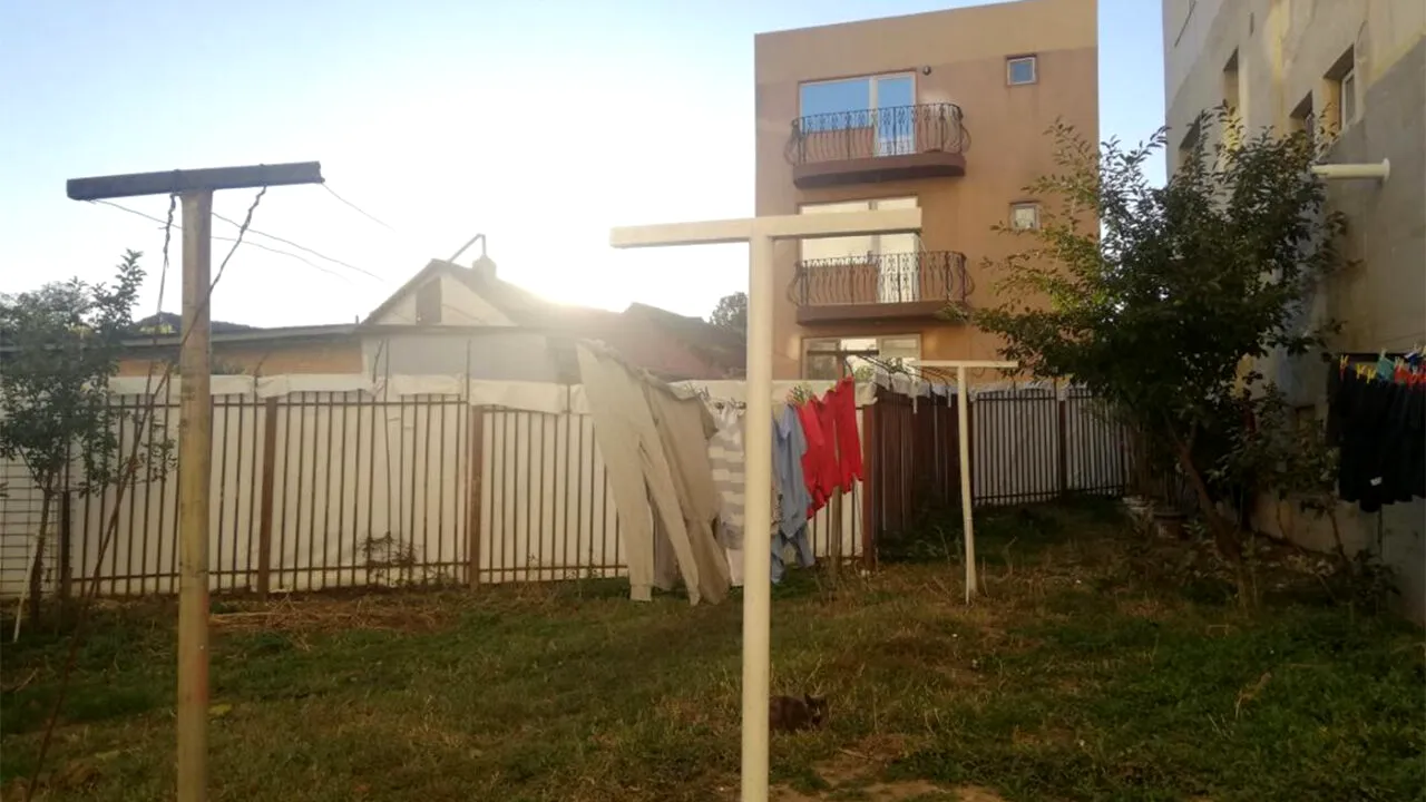 Caz ireal în Năvodari! De foame, o familie și-a transformat grădina din spatele blocului în coteț