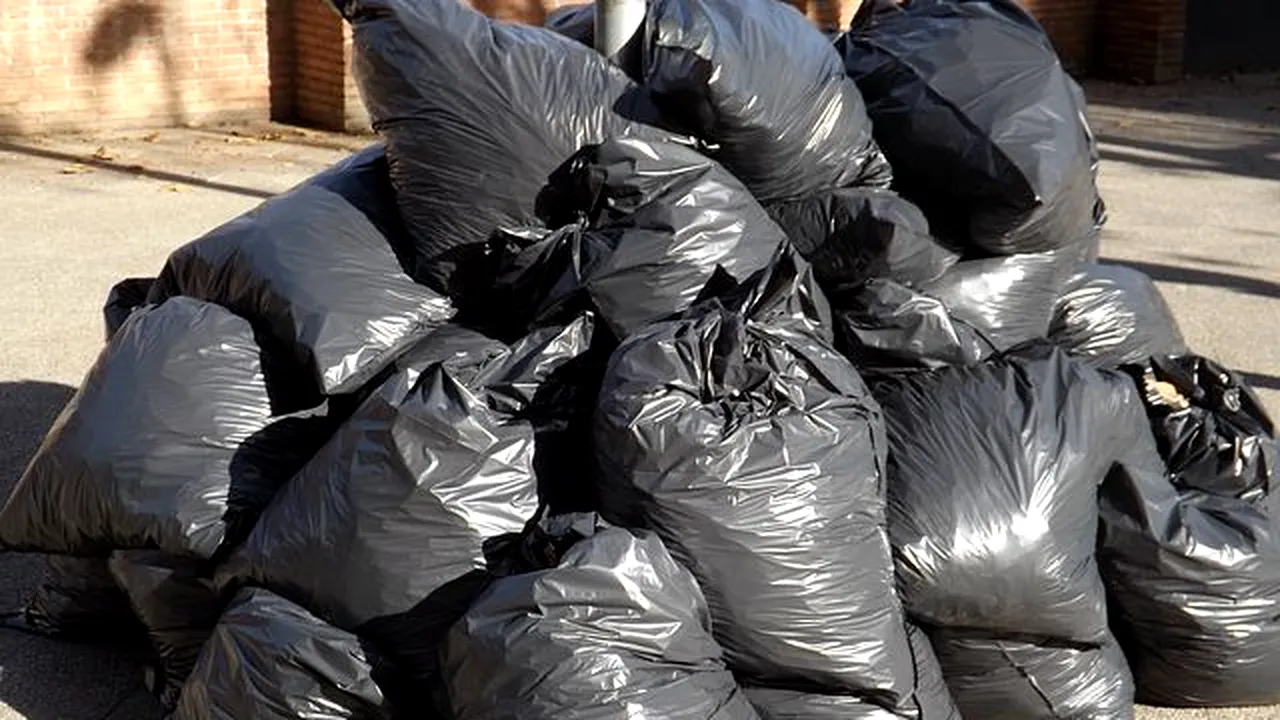 Focar de infecție într-un bloc din Piatra Neamț. Locatarii reclamă un vecin: ”Ne terorizează, bate în uși, strigă, țipă”