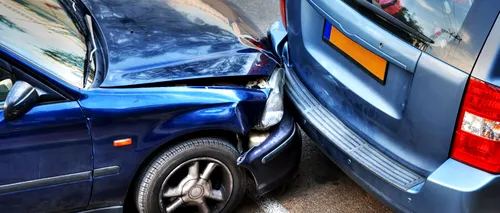 Trei mașini parcate, dintre care una a unui polițist, au fost avariate de un șofer băut, în Argeș