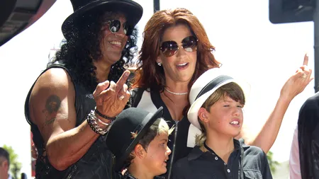 Slash, fostul chitarist al trupei Guns N' Roses, a primit o stea pe Walk of Fame din Hollywood