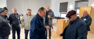 În satul Milcovățu, din Giurgiu, sunt ACUZAȚII că au intrat și câte 2 persoane în cabina de vot / Cristian Popescu Piedone a sunat la 112