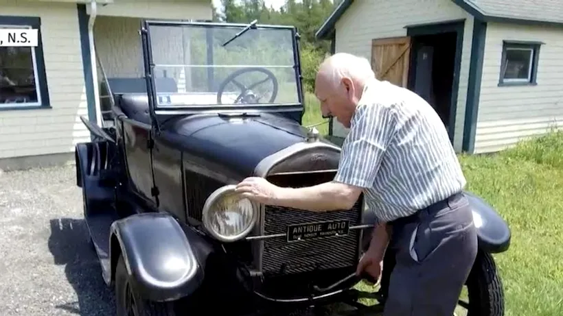 Un bătrân de 87 de ani conduce și acum prima lui mașină, cumpărată în urmă cu 70 de ani