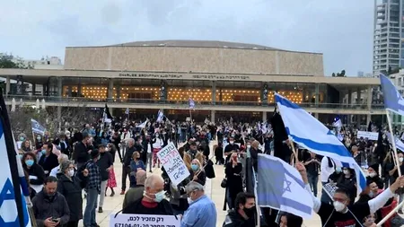 EXEMPLU. Protest în plină pandemie. Au ieșit în stradă pentru salvarea democrației, dar au respectat distanțarea socială!