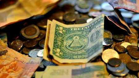 Dolarul a atins un nou maxim al ultimelor șapte luni față de euro