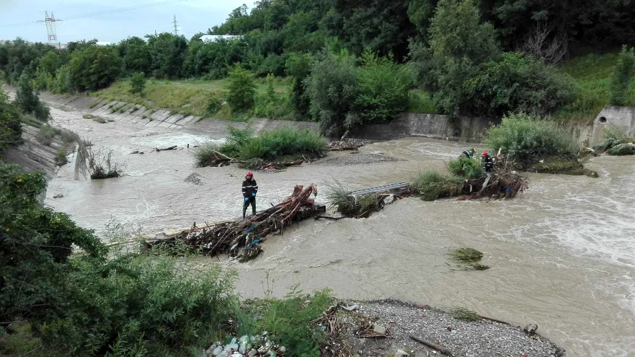 Cod portocaliu și galben de inundații pe mai multe râuri din țară, până joi. Care sunt județele vizate de avertizare