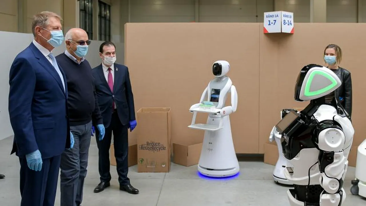 KLAUS IOHANNIS, întâmpinat de un robot la Unitatea de Suport Medical Bucureştii Noi: „O să fie bine!”